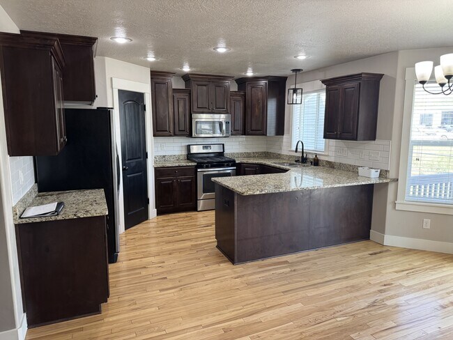 Building Photo - 890 W 110 S