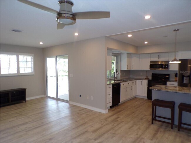 Building Photo - 2310 Palm Tree Dr