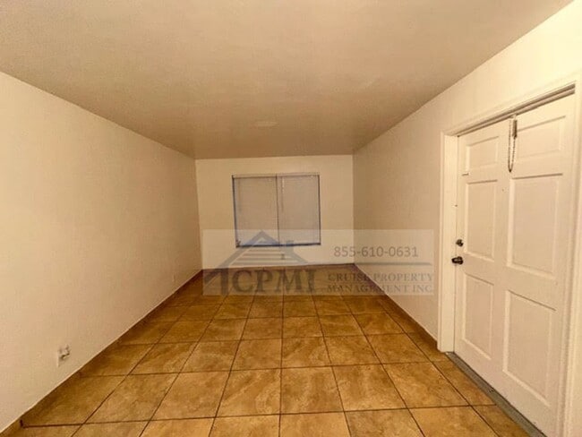 Interior Photo - 1118 N 15 Ave