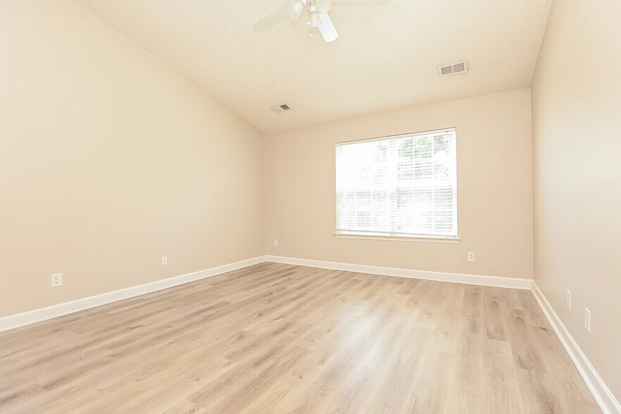 Building Photo - 1000 Lowrey Pl