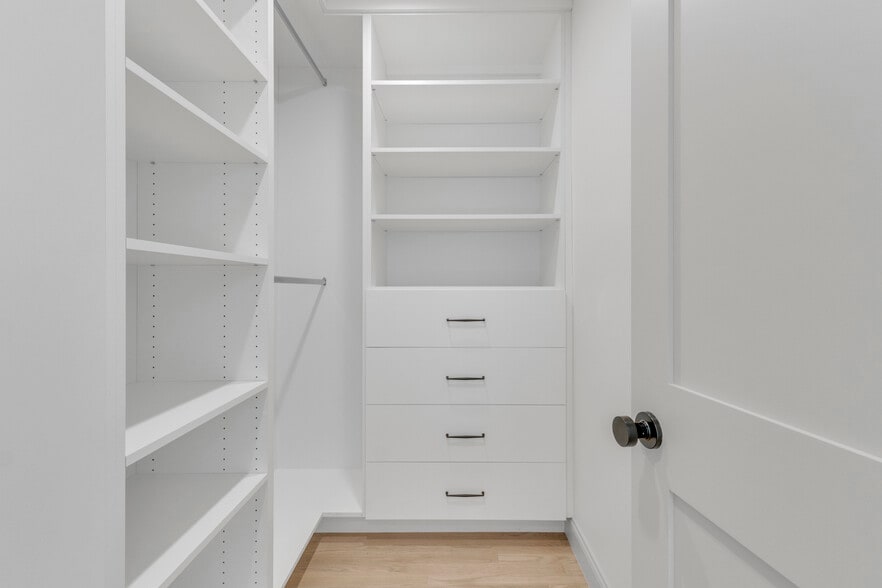 Primary Bedroom #1 Walk-In Closet - 4316 Bellaire Ave