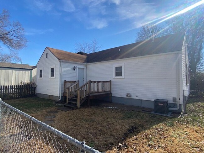 Building Photo - Adorable 2 Bedroom Early August
