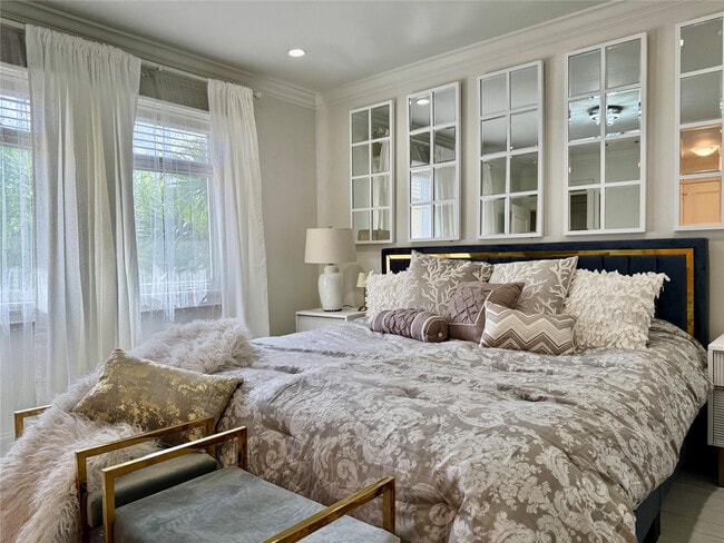 Building Photo - 1010 NE 8th Ave