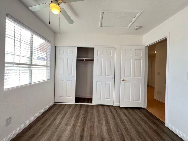 Building Photo - Stunning 5 bedroom, 2.5 bathroom home