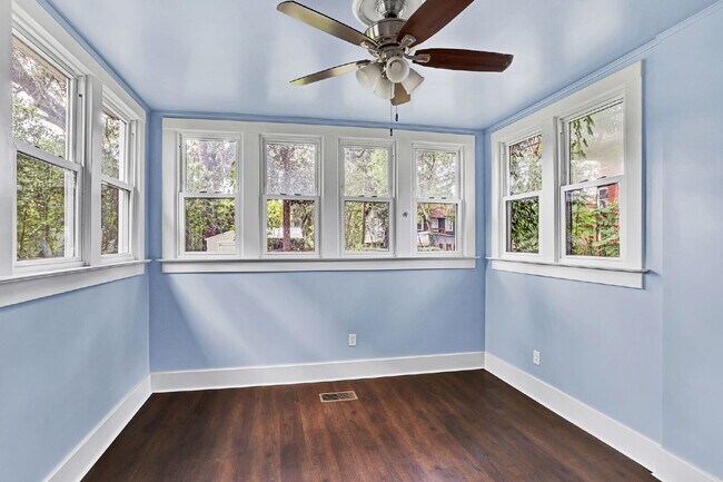 Building Photo - 4 bedroom 3 bath Springfield home
