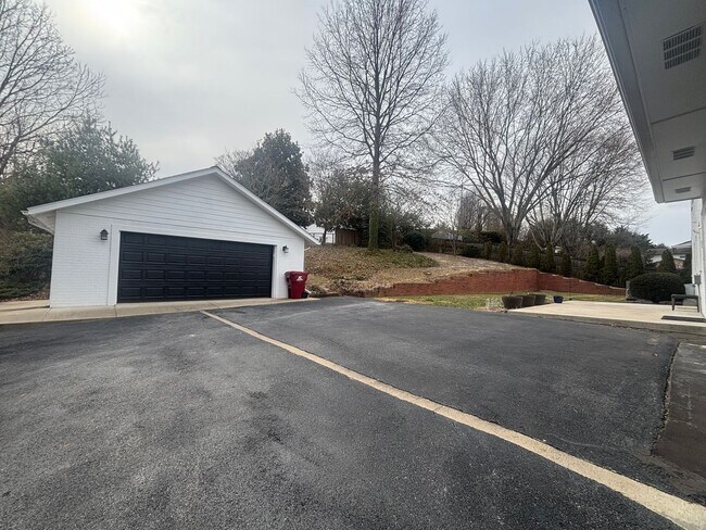 Building Photo - Grand 4-Bedroom/2.5-Bath home in Johnson City, TN in great neighborhood, $2995 monthly