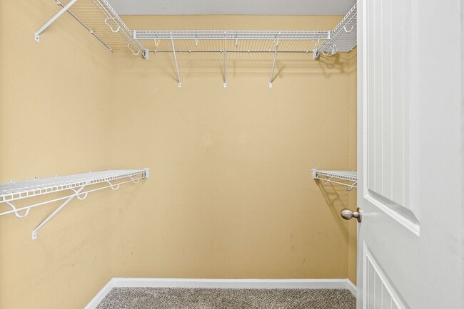 Building Photo - 2 Bedroom Pet Friendly Condo For Rent Near Beachaven Vineyard!