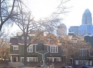 Building Photo - Spacious 2 bedroom Condo Uptown Charlotte  .( 500.00 off if you Move in by April 1, 2026)