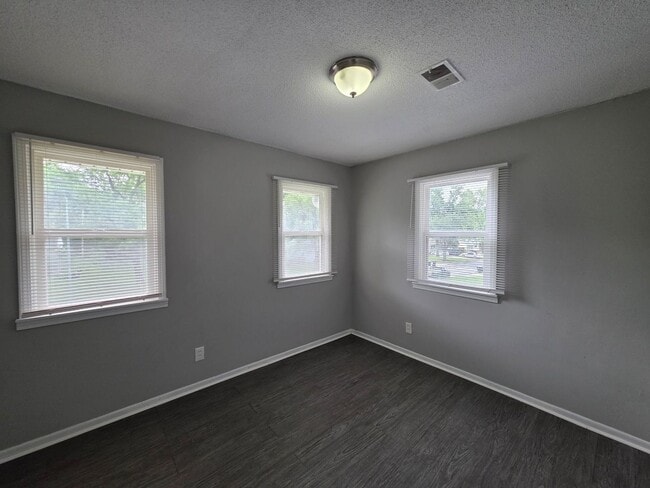 Building Photo - Spacious 4 Bed / 2.5 Bath Home with 2 Living Areas