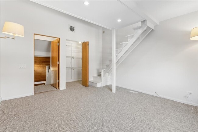 Building Photo - 1140 W Cornelia Ave