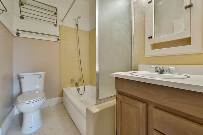 Building Photo - Charming Midtown 1-Bedroom Apartment with ...