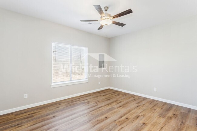 Building Photo - 5032-5032 S Sycamore St