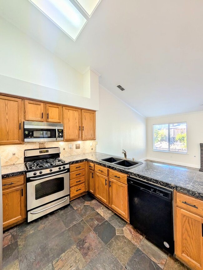 Building Photo - BEAUTIFUL SINGLE FAMILY HOME IN FOLSOM!