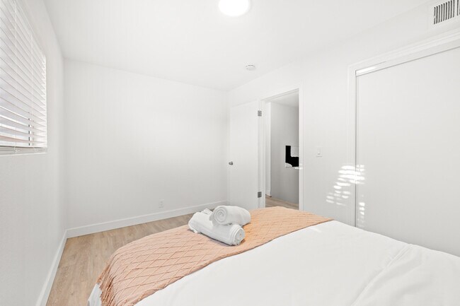 Building Photo - 734 Claraday St