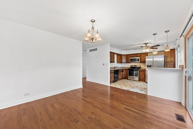 Building Photo - Modern 3-Bed Townhome in Hoffman Estates –...