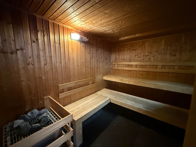 Building Photo - Modern 1 Bedroom Apartment With Stunning C...