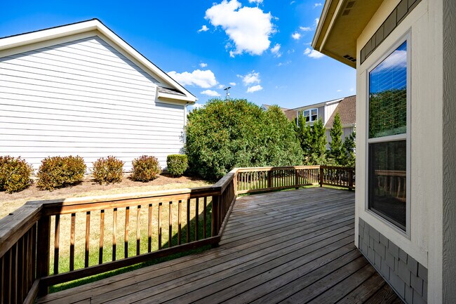 Building Photo - 208 Pointe Oakwood Way