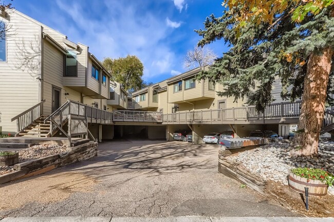 Building Photo - 827 Maxwell Ave