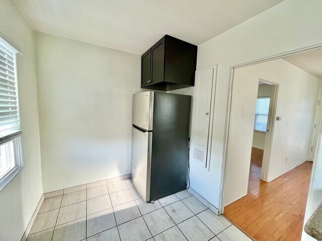 Building Photo - $200 OFF First Month's Rent! Upstairs 1 Be...