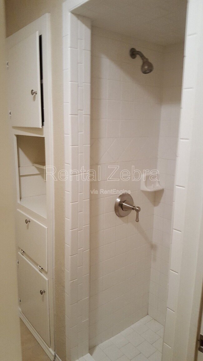 Building Photo - 2939 Longmeade Dr