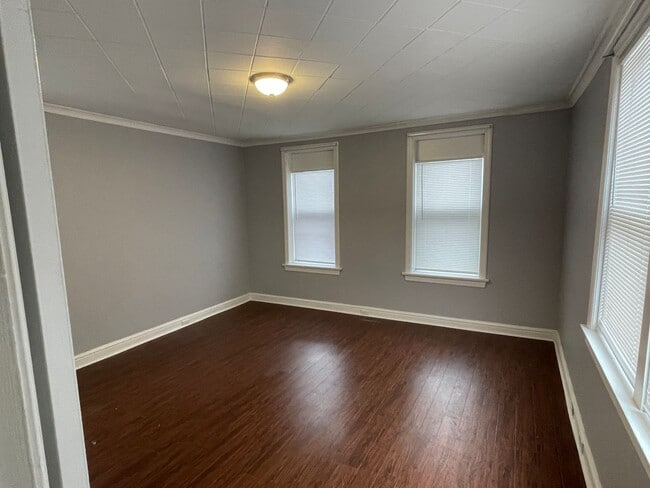 Building Photo - Large Spacious 4 BR 1.5 BA Ready to be Cal...