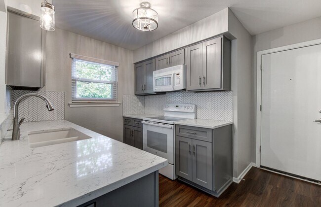 Building Photo - Recently renovated, move-in ready 3/2 home...
