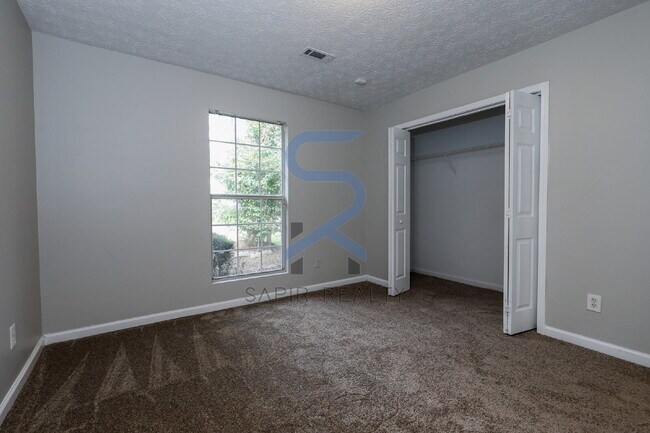 Building Photo - Move in before October 31st and get a $250...