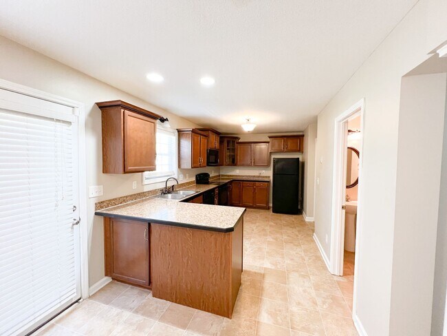 Building Photo - 3 Bedroom 2.5 Bath home in well established neighborhood!