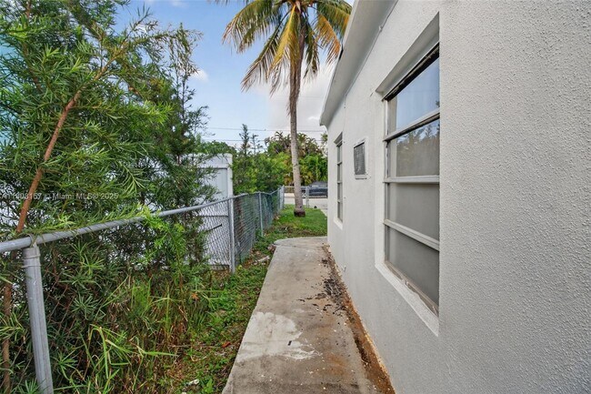 Building Photo - 2464 SW 19th St