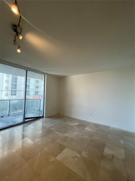 Building Photo - 1050 Brickell Ave