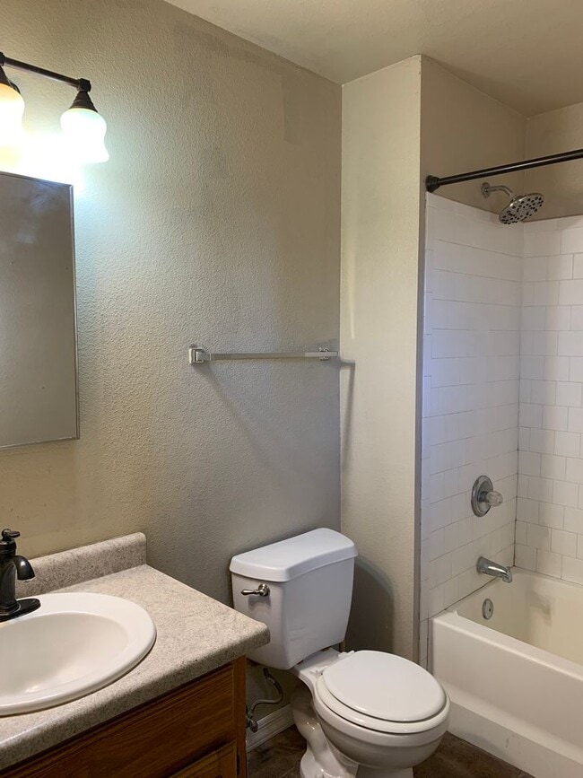 Building Photo - 3 BEDROOM HOME!