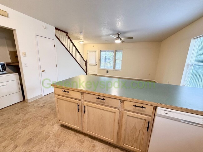 Building Photo - Muliti-level 2 Bedroom 2 Bath Townhouse in St.Johns