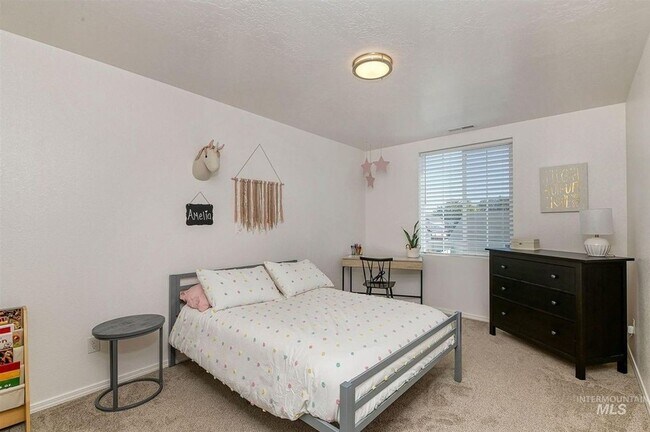 Building Photo - Large 5 Bedroom 3 Bath Home in Meridian _ Dog Friendly!