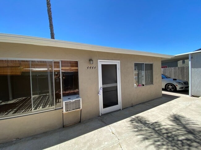 Building Photo - FOR RENT - 2 Br/1Ba 900 SF Cozy Single Sto...