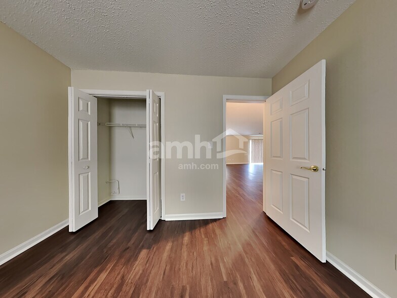 Building Photo - 1475 Round Lake Rd