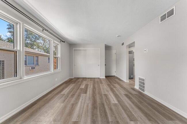 Building Photo - 740 E North Broadway St