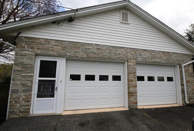 Building Photo - 2213 Allibone Rd