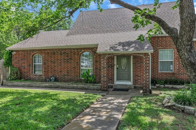 Building Photo - 401 Magnolia St