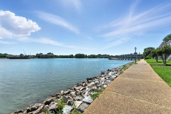 Building Photo - 233 Mill Point Dr