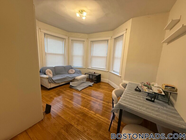 Building Photo - 126 Warren St