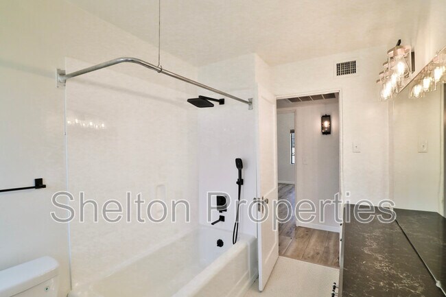 Building Photo - 1802 N Laurel Ave