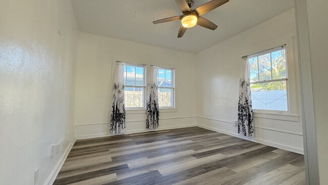 Building Photo - 428 N Oleander Ave