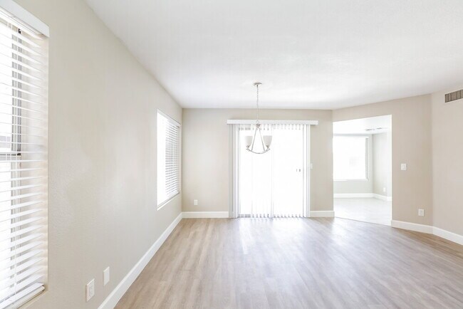 Building Photo - 7922 W Laurel Ln