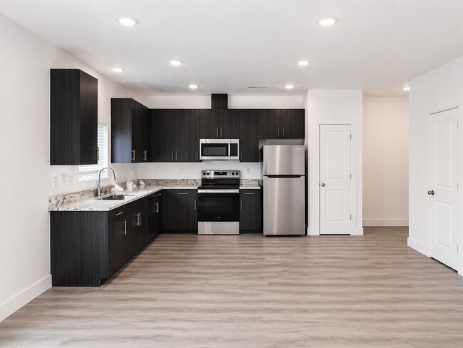 Building Photo - $1000 OFF YOUR 1ST MONTHS RENT! BRAND NEW TOWNHOME IN THE DESIRABLE SOUTHRIDGE AREA!