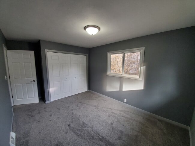 Building Photo - Private 3 bedroom home