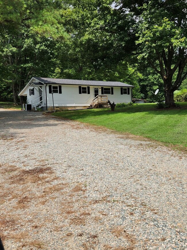 Building Photo - Cozy Home with 8 Acres Available Now in Po...