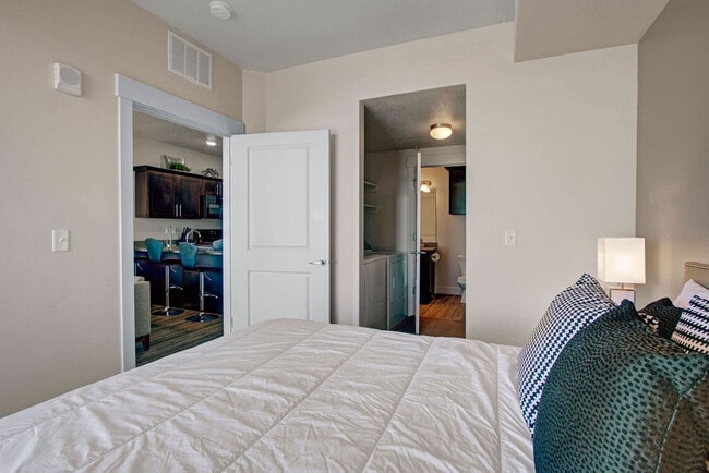 Building Photo - 460 E 400 S