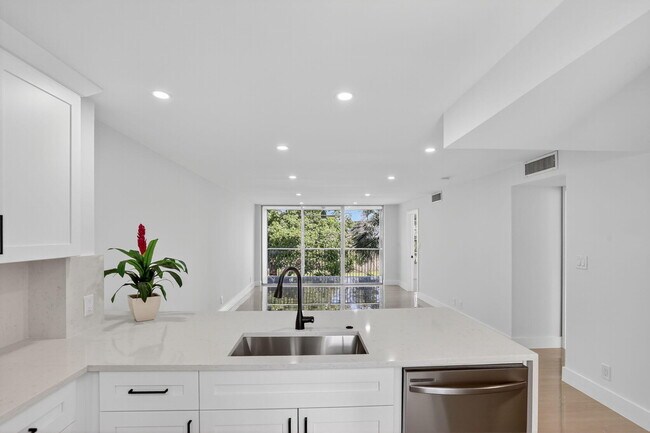 Building Photo - 2651 S Palm Aire Dr