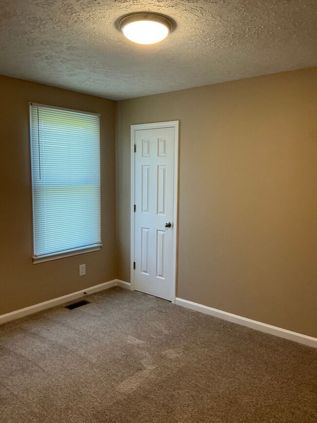 Building Photo - 101 Shady Maple Dr
