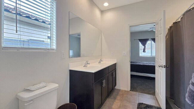 Building Photo - Like new home! Pristine condition!